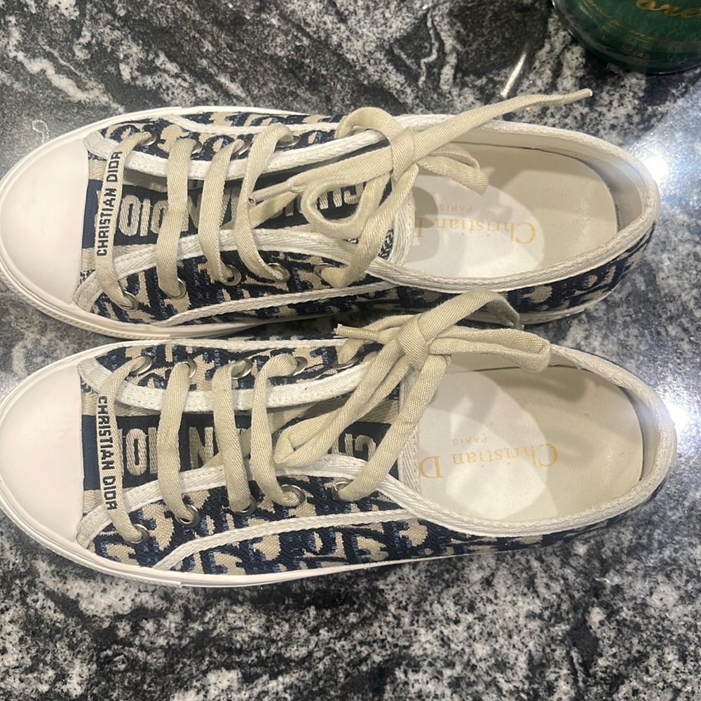 Size 7 in Womens! Sorry.. no box!